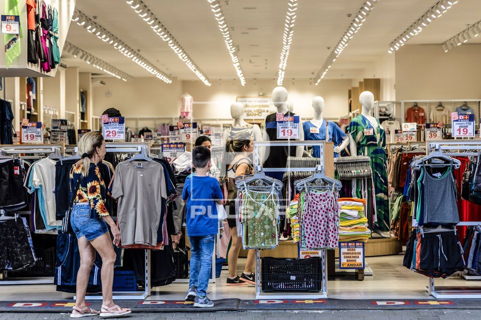 Venda de roupas em loja de rua no centro da cidade