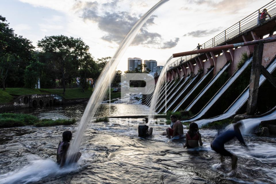 Pessoas se refrescando na barragem do Lago Igapó em dia de onda de calor extremo