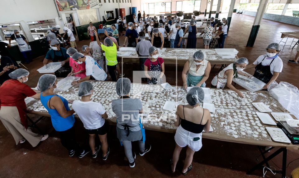 Voluntários preparando Moti feito de arroz glutinoso - bolinho de arroz japonês consumido no ano-novo para a