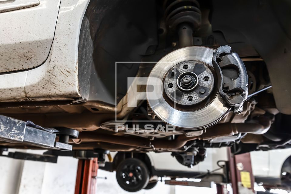 Disco de freio de carro em oficina mecânica