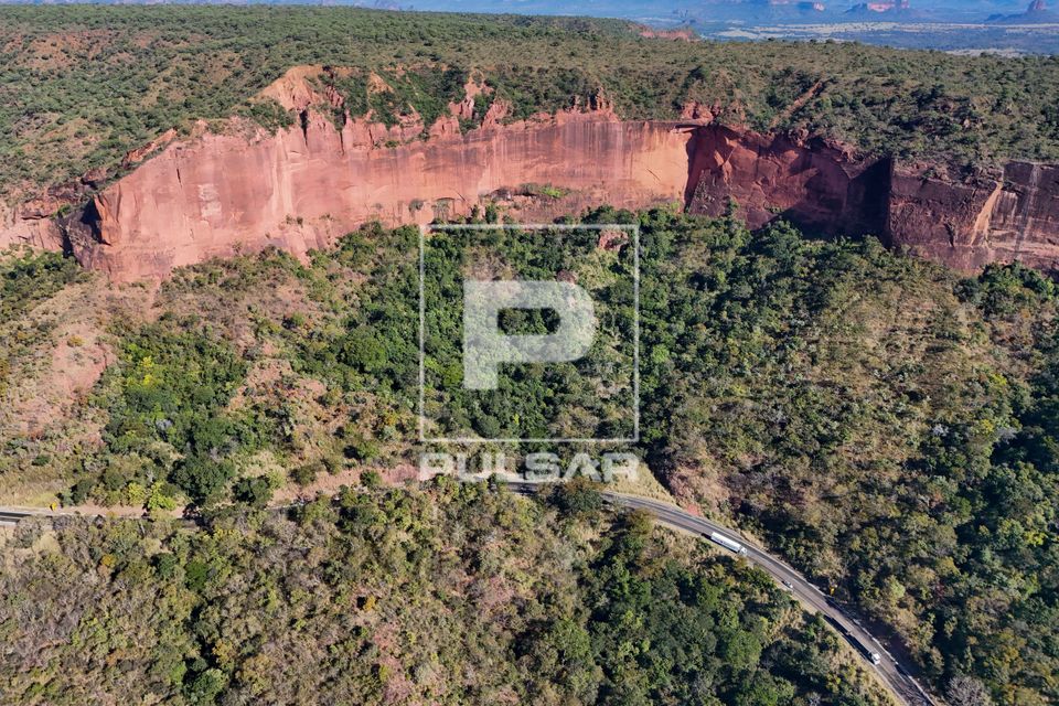 Vista de drone da BR-364 Rodovia Presidente Juscelino Kubitschek atravessando a Serra da Petrovina