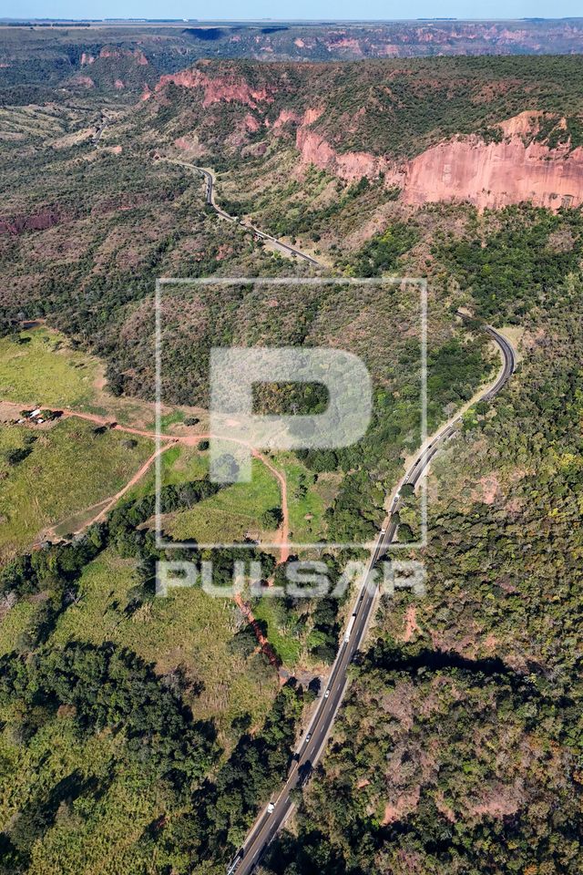 Vista de drone da BR-364 atravessando a Serra da Petrovina