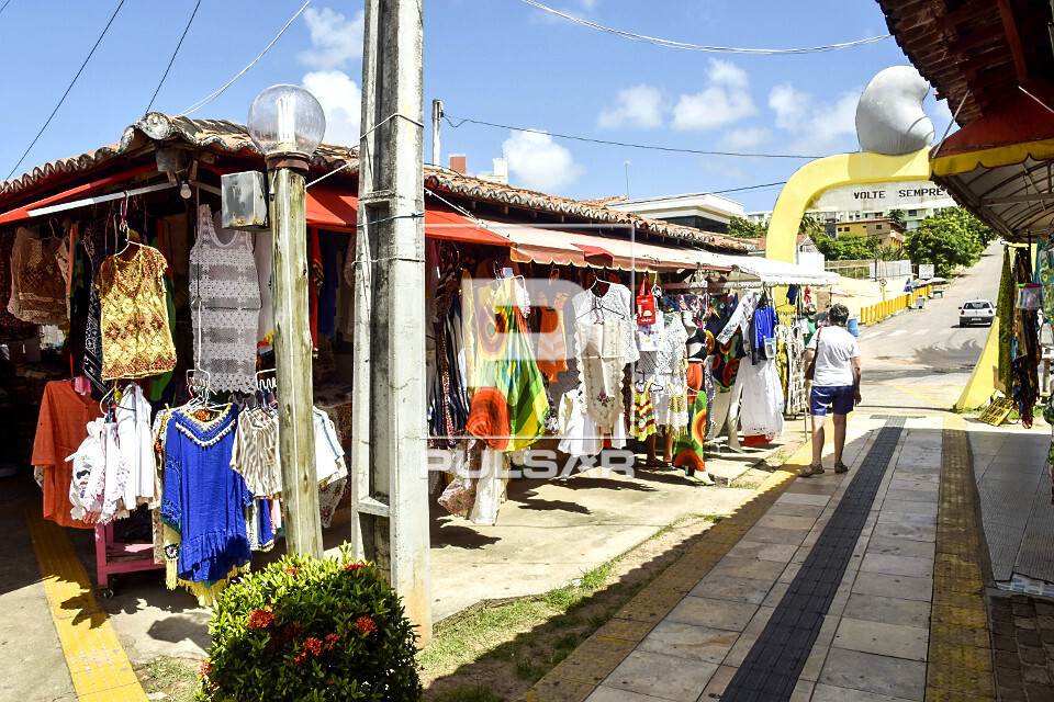 Feira de artesanato na praia de Pirangi do Norte