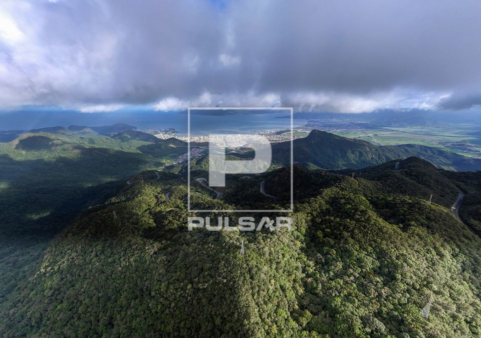 SP-099 Rodovia dos Tamoios no trecho da Serra do Mar - Caraguatatuba ao fundo