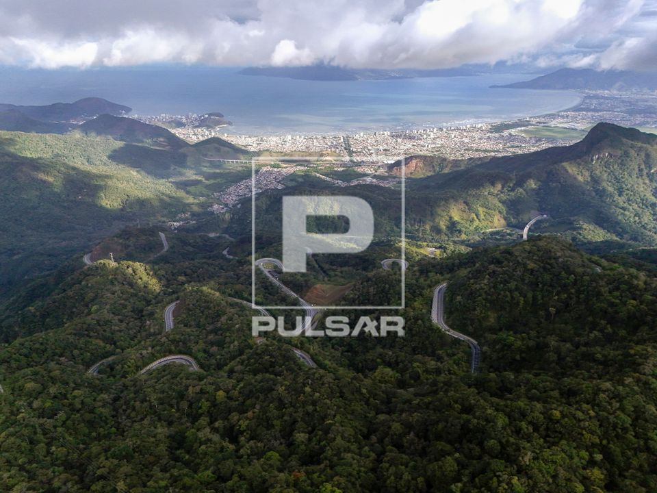 SP-099 Rodovia dos Tamoios no trecho da Serra do Mar - Caraguatatuba ao fundo