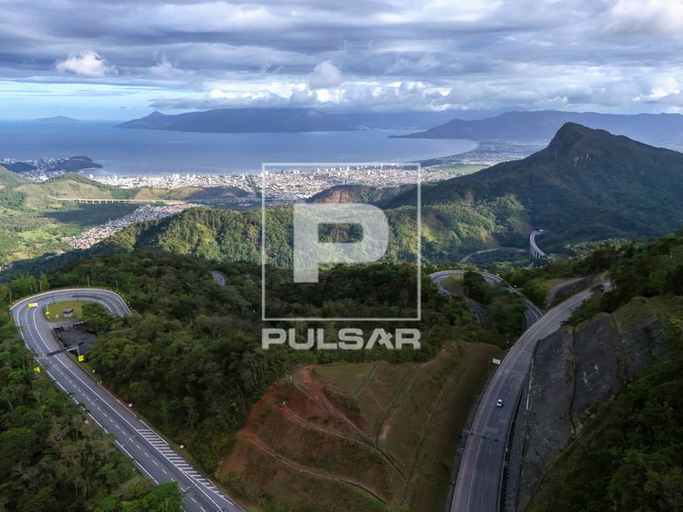 SP-099 Rodovia dos Tamoios no trecho da Serra do Mar - Caraguatatuba ao fundo