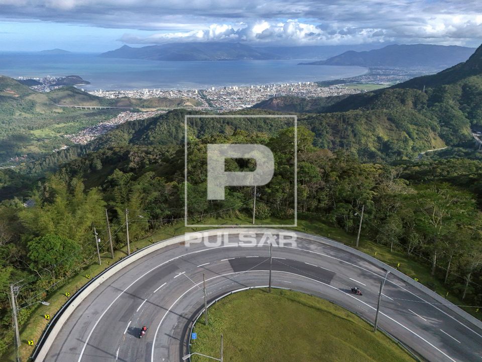 Curva acentuada na SP-099 Rodovia dos Tamoios no trecho da Serra do Mar - Caraguatatuba ao fundo