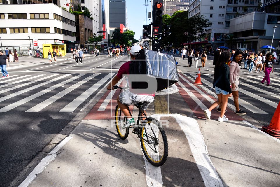 Ciclista entregador de comida por aplicativo na Avenida Paulista