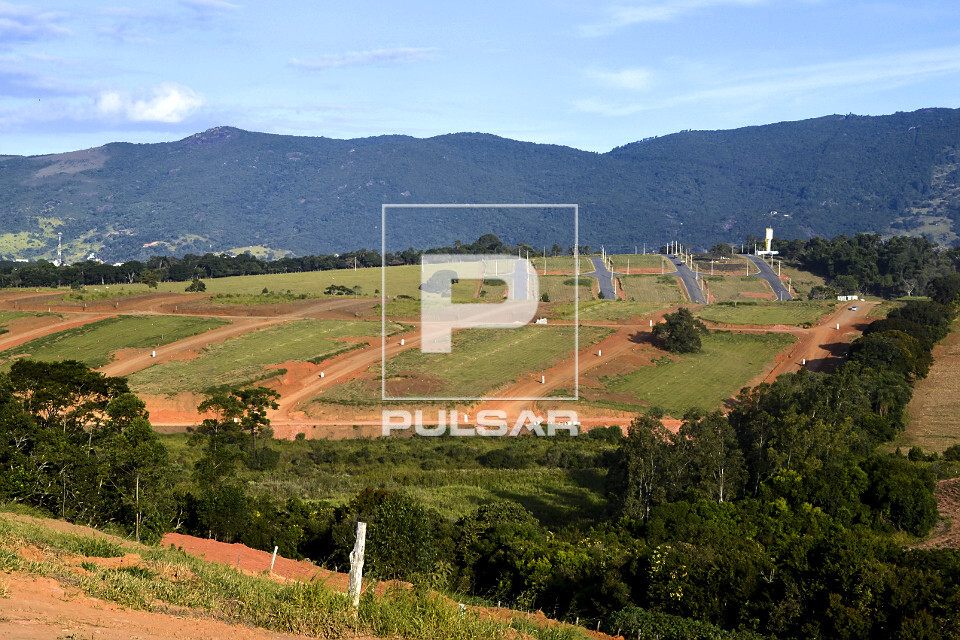 Loteamento com Serra do Lopo ao fundo - 