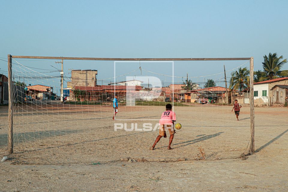 Garotos jogando futebol na vila de pescadores