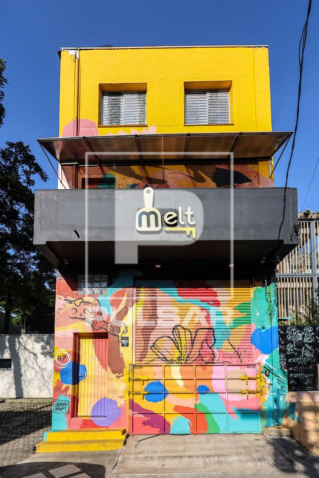 Grafite na fachada de lanchonete no Beco do Batman ou Beco do Grafite no Bairro da Vila Madalena