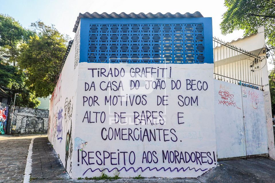 Protesto em muro dos moradores contra o som alto dos bares do Beco do Batman ou Beco do Grafite no Bairro da V