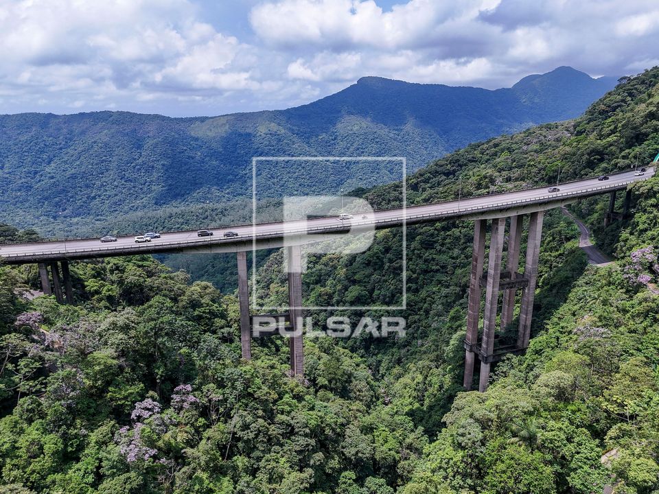 Vista de drone de viaduto na Rodovia Imigrantes SP-160 - Parque Estadual da Serra do Mar