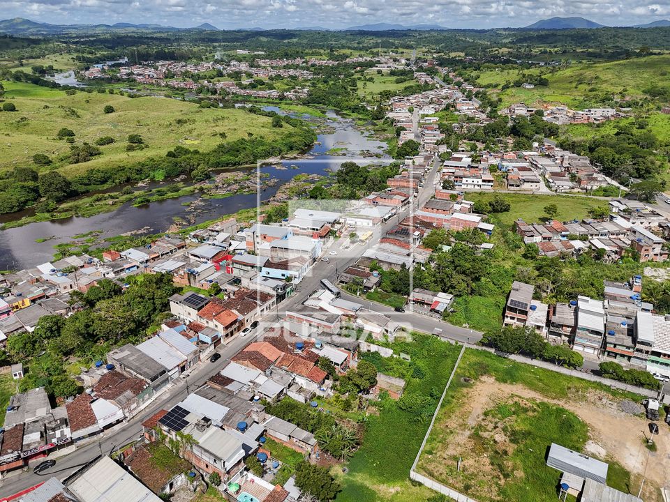 Vista de drone de moradias do bairro Ferradas na margem do Rio Cachoeira - Costa do Cacau