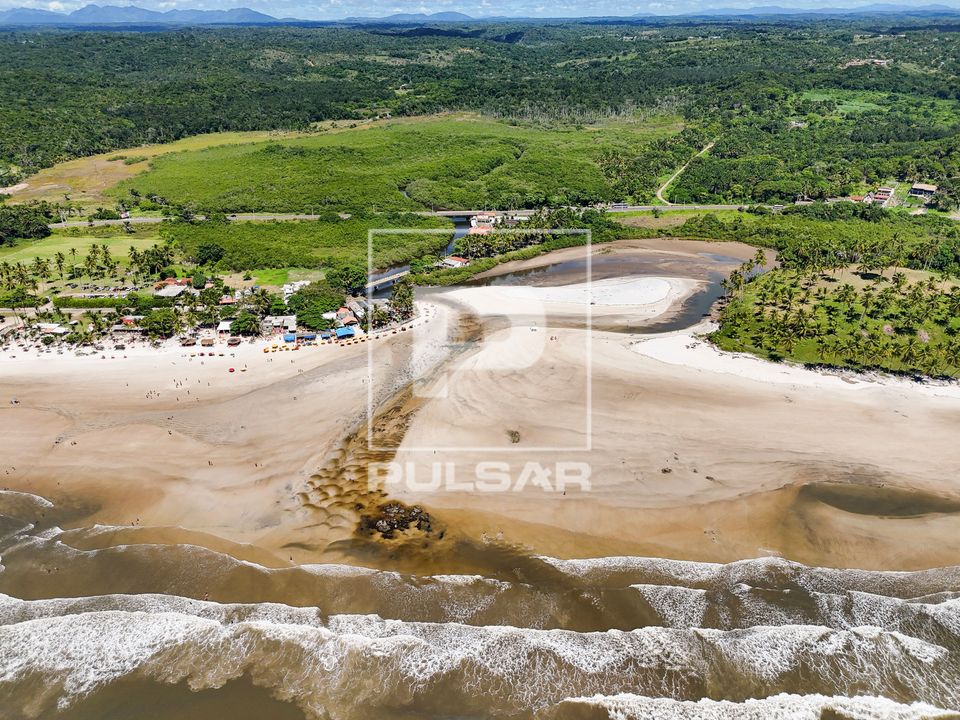Vista de drone da foz do Rio Cururupe desaguando na Praia do Cururupe - Costa Cacaueira