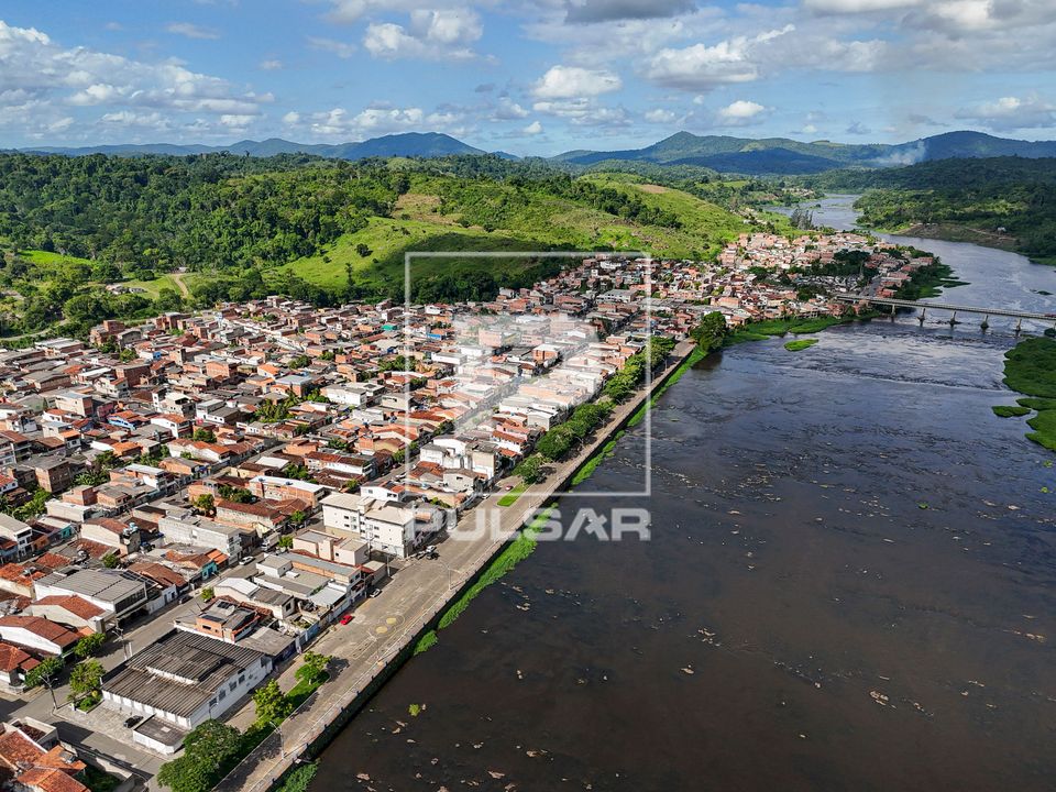 Vista de drone da orla fluvial da cidade situada na margem do Rio de Contas
