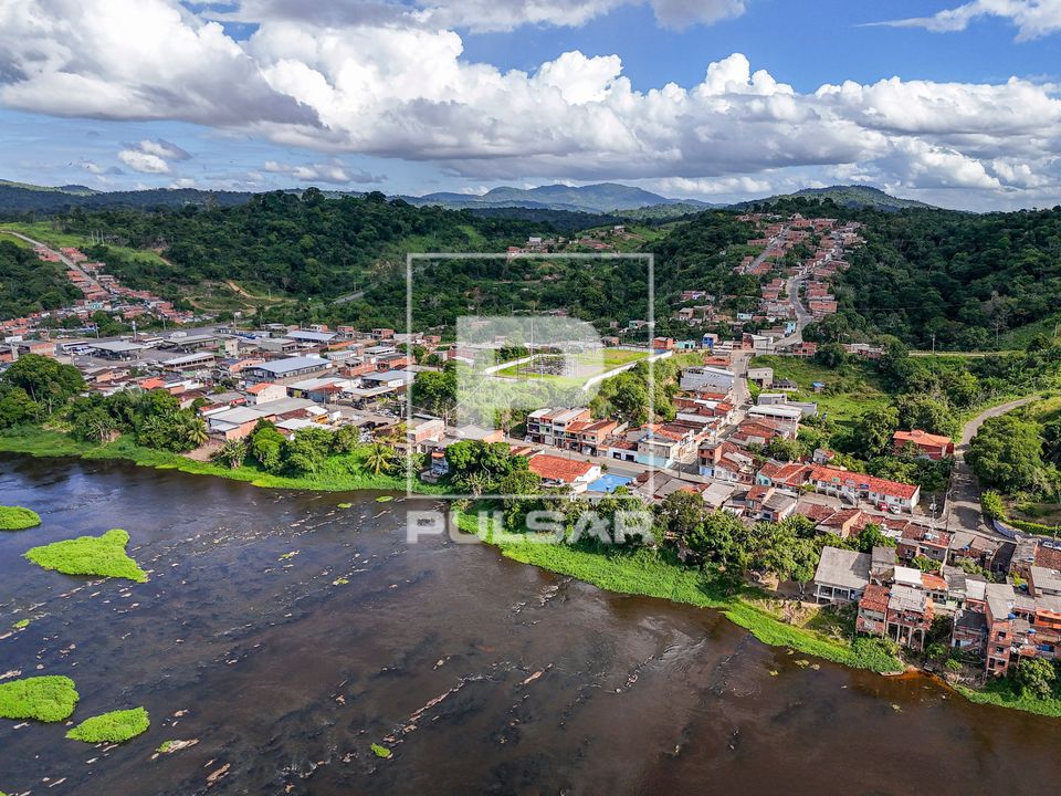 Vista de drone da orla fluvial da cidade situada na margem do Rio de Contas