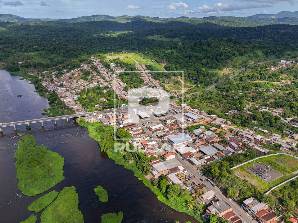 Vista de drone de ponte da Rodovia BR-101 sobre Rio de Contas e orla fluvial da cidade