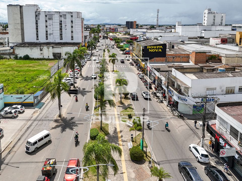 Vista de drone do canteiro central na avenida Ursicino Pinto de Queiroz - centro da cidade