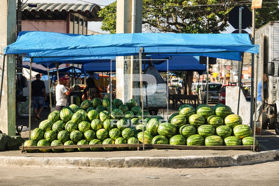 Barraca de feira livre permanente vendendo melancias - bairro Brasil