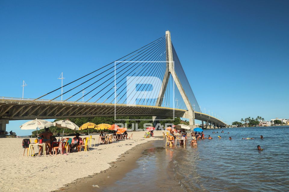 Praia fluvial e Ponte Jorge Amado da rodovia BA-001 sobre a foz do Rio Cachoeira ao fundo