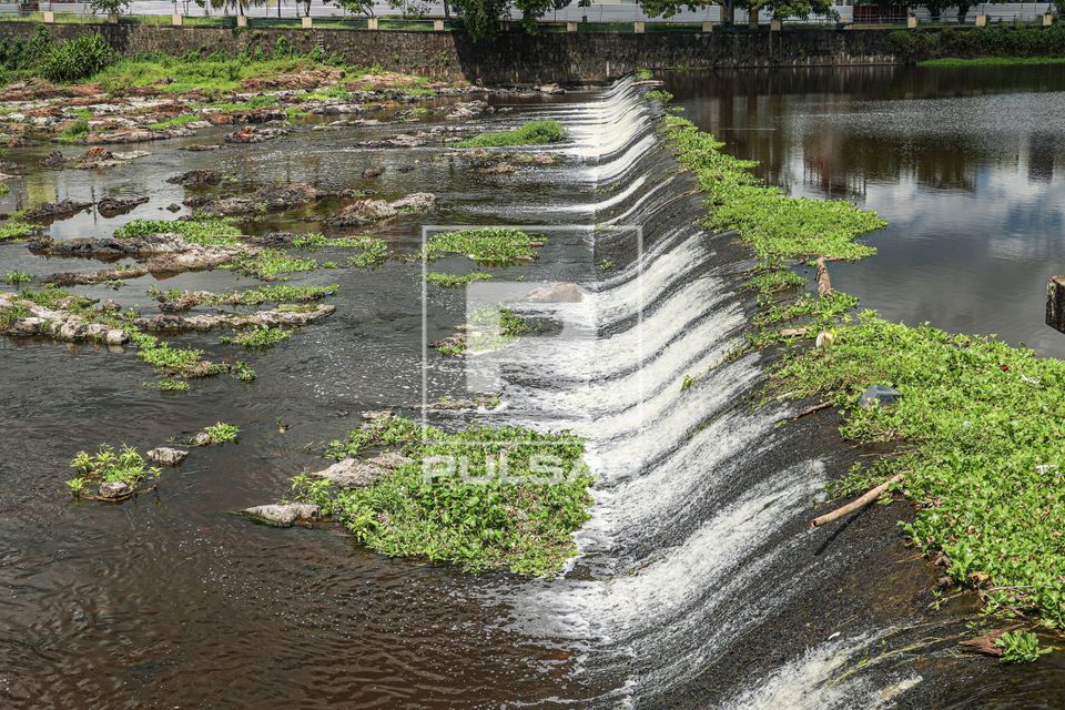 Rio Cachoeira atravessando a cidade