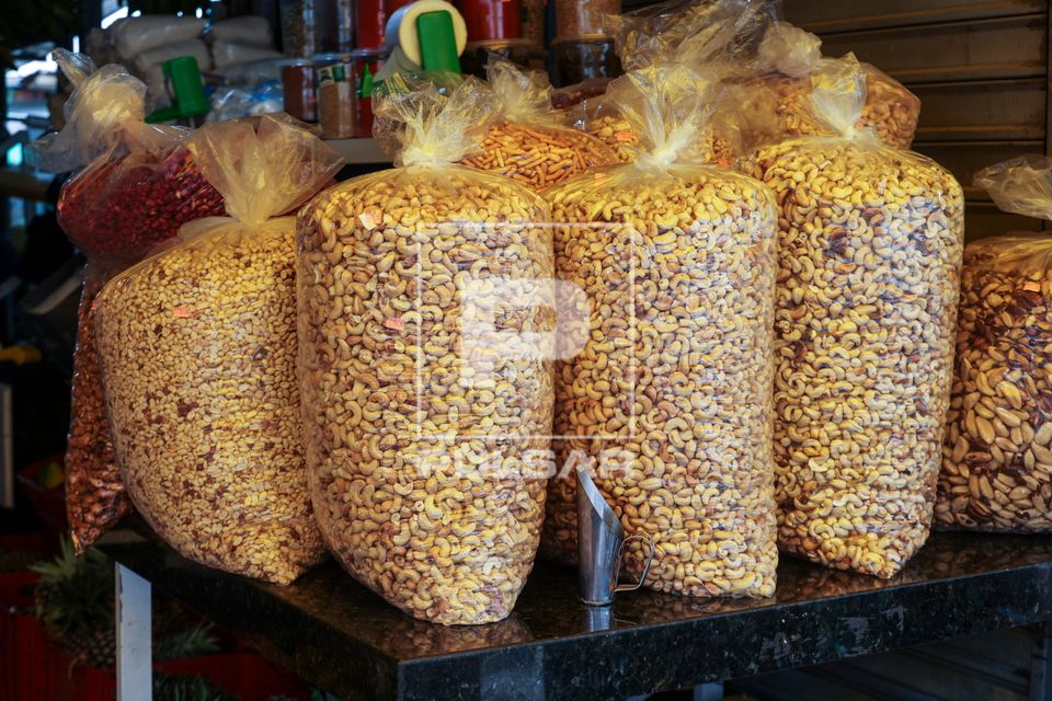 Venda de castanha de caju a granel nem box do mercado municipal