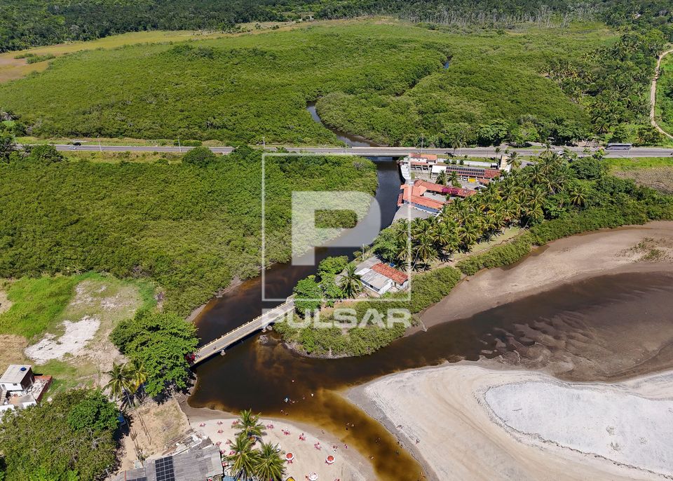 Vista de drone da foz do Rio Cururupe desaguando na Praia do Cururupe e Rodovia BA-001 ao fundo