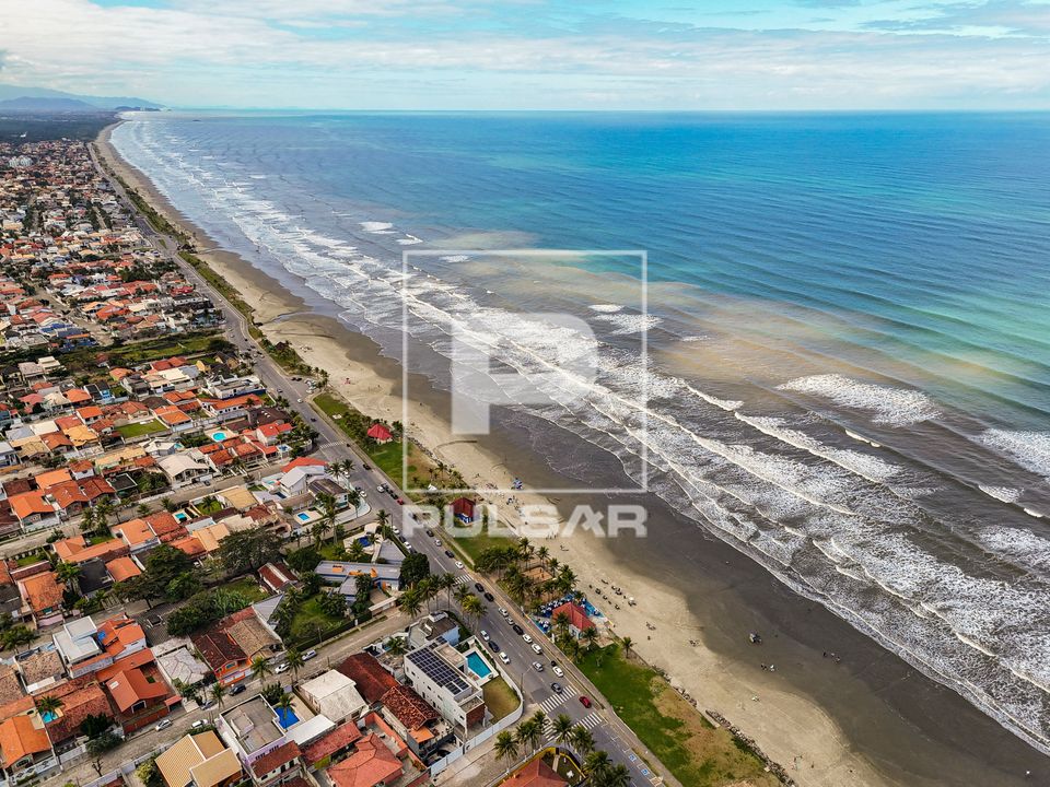 Vista de drone da orla da cidade