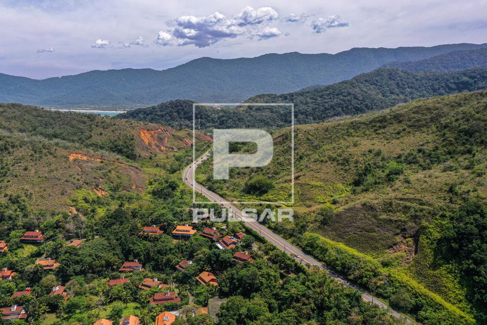 Casas de veraneio , BR-101 Rodovia Rio-Santos na altura da praia do Santiago e Serra do Mar ao fundo