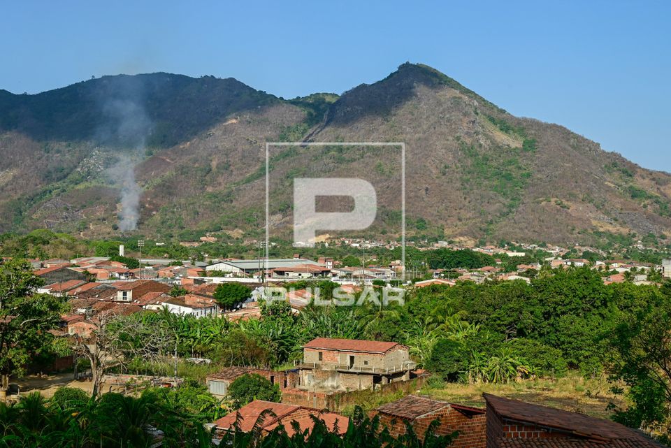 Vista da cidade situada num vale da Serra de Uruburetama