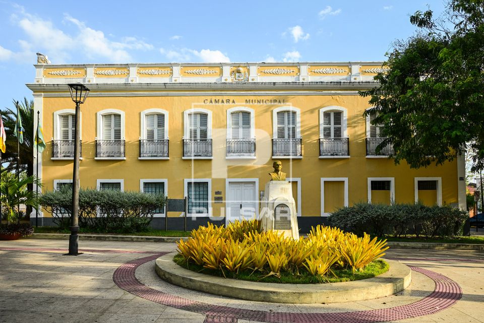 Câmara Municipal na praça Dom Jerônimo com busto do político e jornalista Deolindo Barreto Lima - centro h