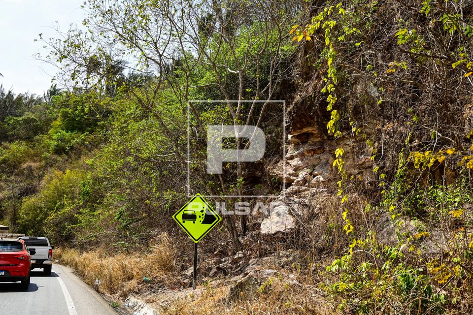 Placa indicando Área com Desmoronamento na BR-222 na Serra da Ibiapaba