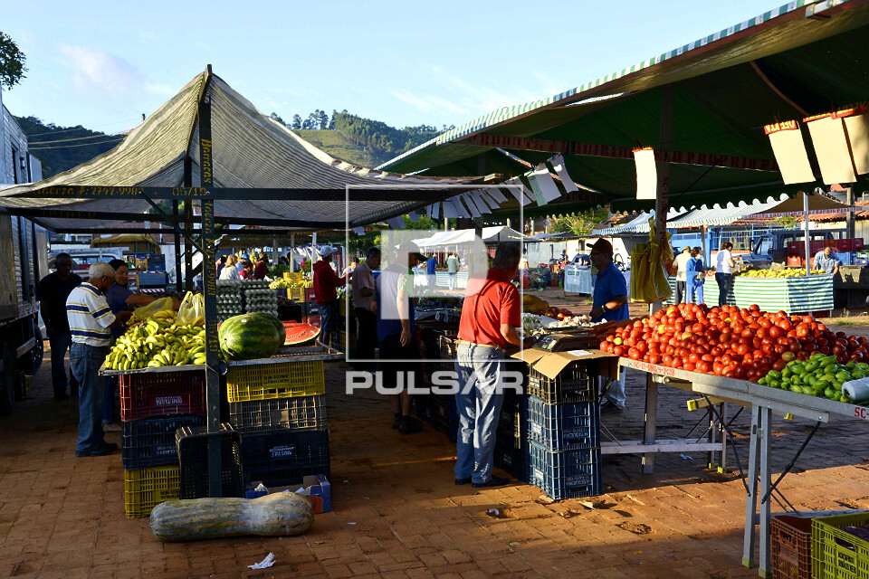 Bancas em feira livre que ocorre aos domingos no centro da cidade