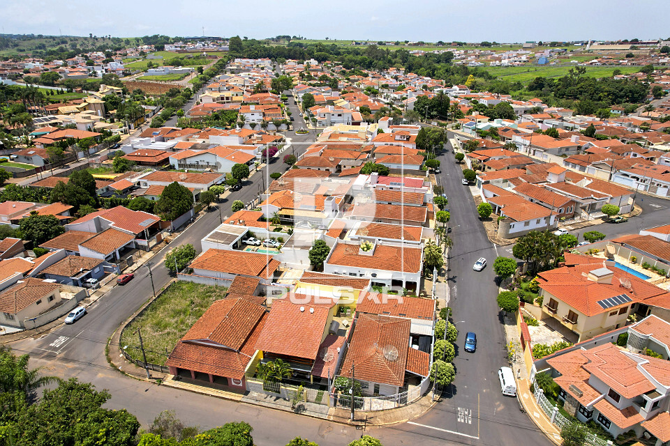Vista de drone de quarteirão de bairro residencial com terreno baldio ...