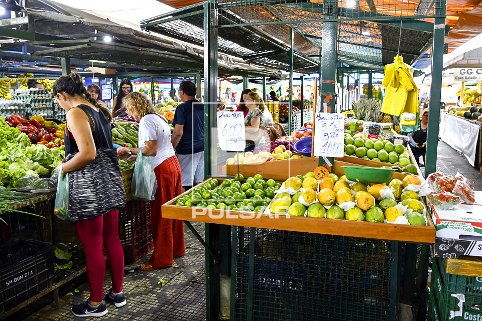 Venda de frutas em banca no Mercado Municipal