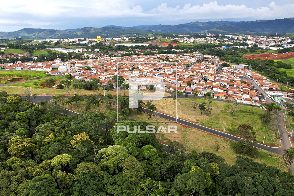 Vista de drone de mata nativa na zona rural e moradias na periferia da cidade