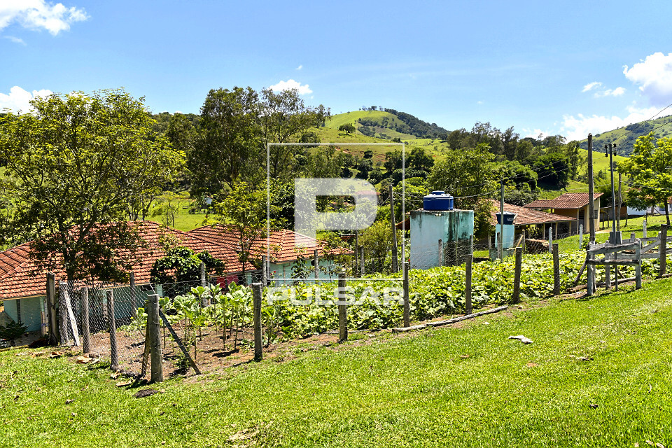 Horta ao lado de moradias na Serra da Mantiqueira