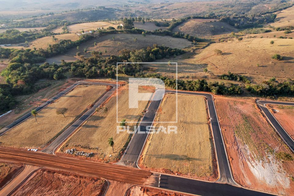 Vista de drone de loteamento na periferia da cidade