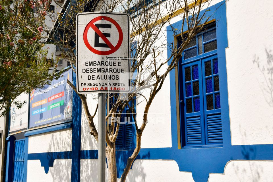 Placa de proibido estacionar -  vaga exclusiva para embarque e desembarque de alunos 