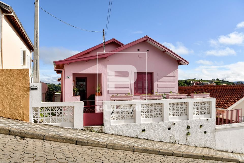 Casa antiga com muro baixo no centro da cidade