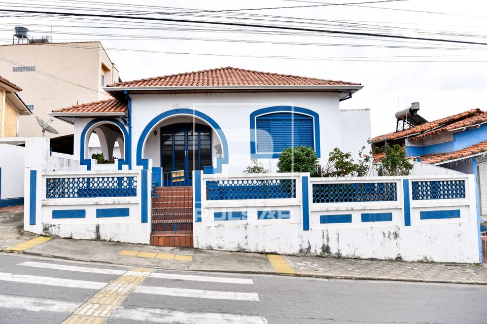 Fachada de casa antiga com muro baixo no centro da cidade
