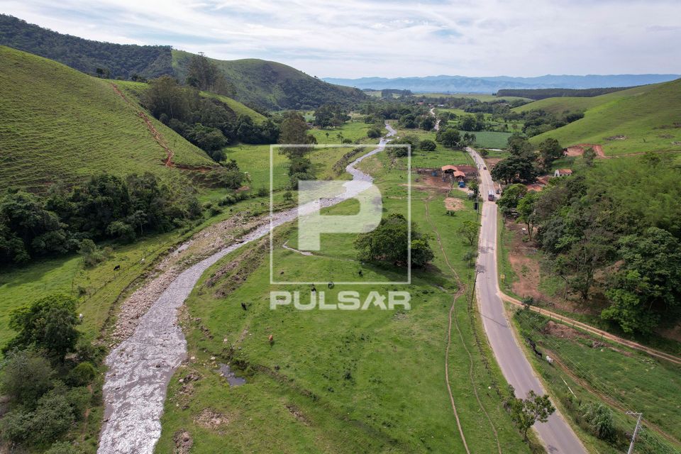 Vista de drone de riacho e estrada vicinal Presidente Tancredo Neves entre os bairros rurais de Pedrinha e Gom