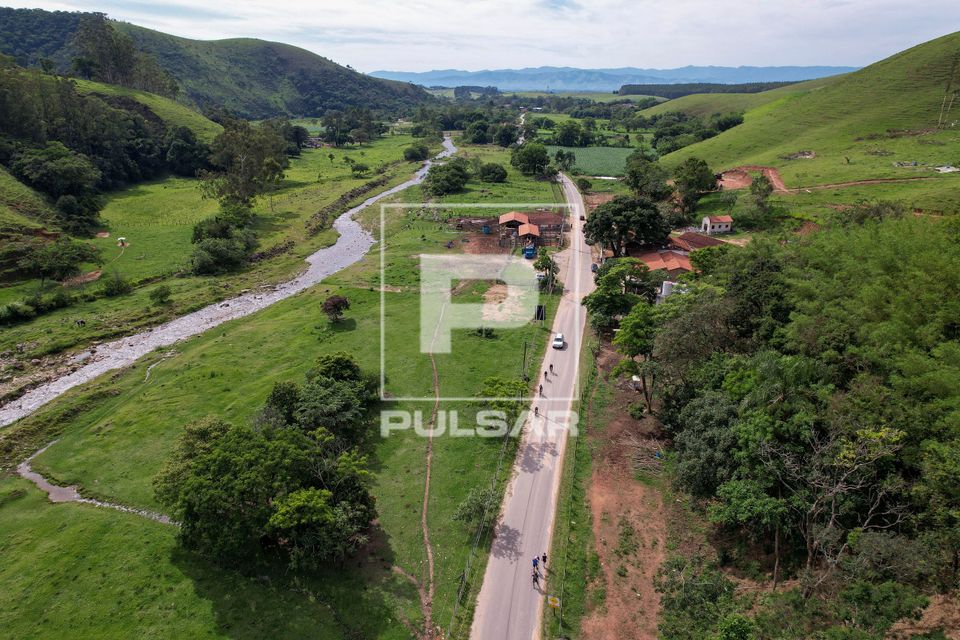 Vista de drone de riacho e estrada vicinal Presidente Tancredo Neves entre os bairros rurais de Pedrinha e Gom