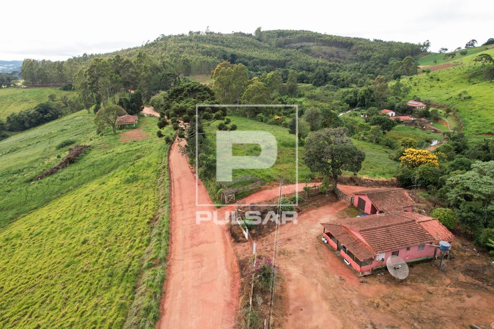 Vista de drone de moradias em propriedade rural na Serra da Mantiqueira