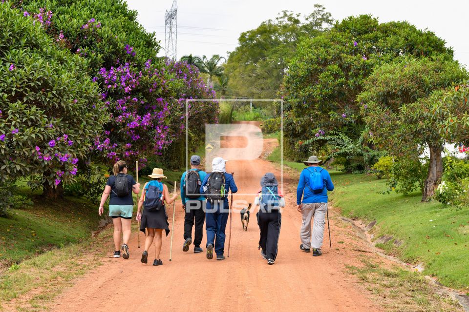Grupo de pessoas caminhando em estrada de terra do Vale da Grama - Serra da Mantiqueira
