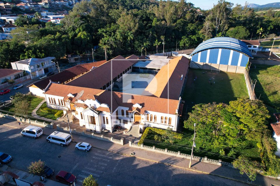 Vista de drone da Escola Municipal Doutor João Bráulio Júnior no centro da cidade
