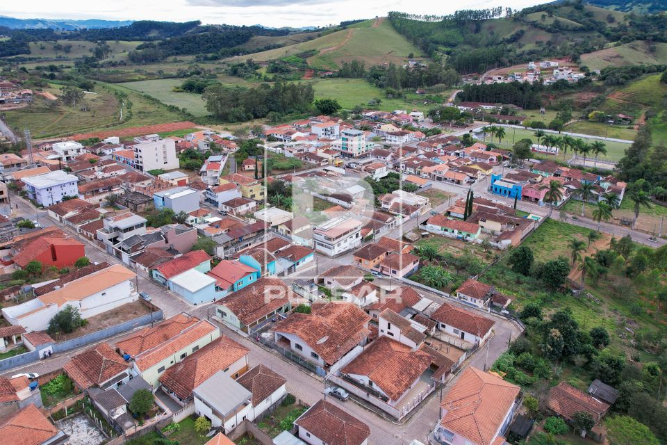 Vista de drone da cidade situada no alto da Serra da Mantiqueira - Serras Verdes do Sul de Minas