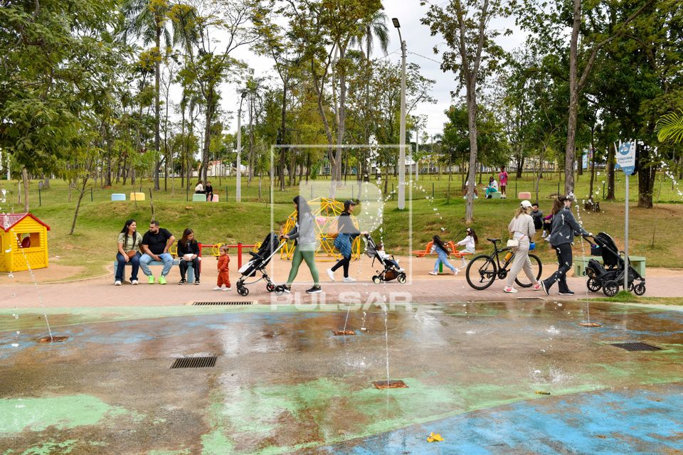 Pessoas passeando no Parque Portugal - conhecido como Lagoa do Taquaral
