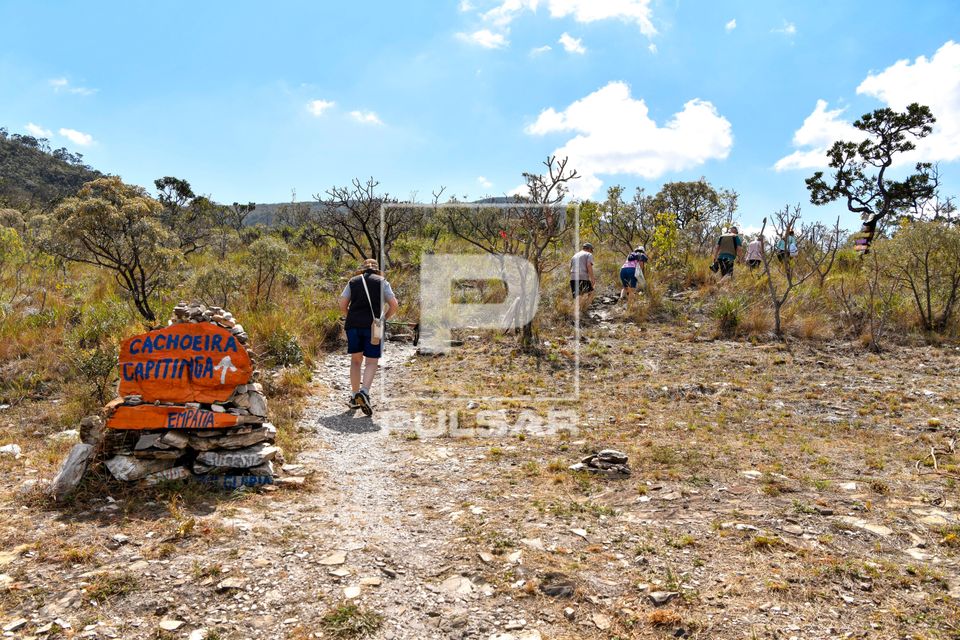 Pessoas na trilha da Cachoeira Capitinga na Serra da Canastra
